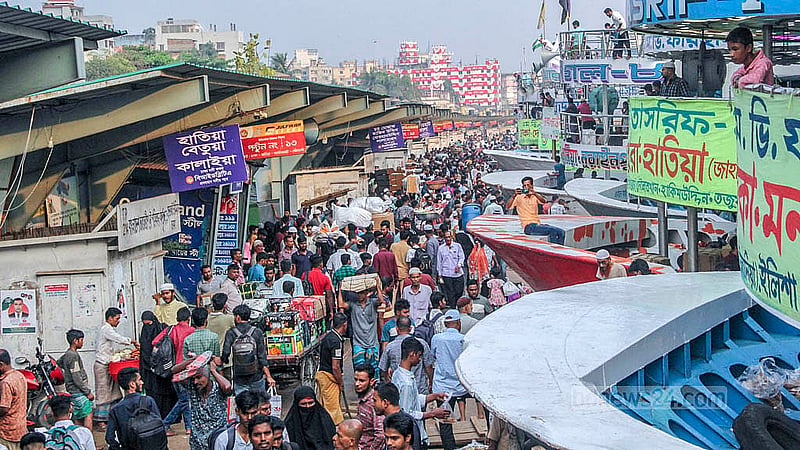 ঈদযাত্রায় বাস-ট্রেনের টিকেট না পেয়ে দক্ষিণাঞ্চলের ঘরমুখো মানুষেরা বুধবার ভিড় করেন রাজধানীর সদরঘাট লঞ্চ টার্মিনালে।