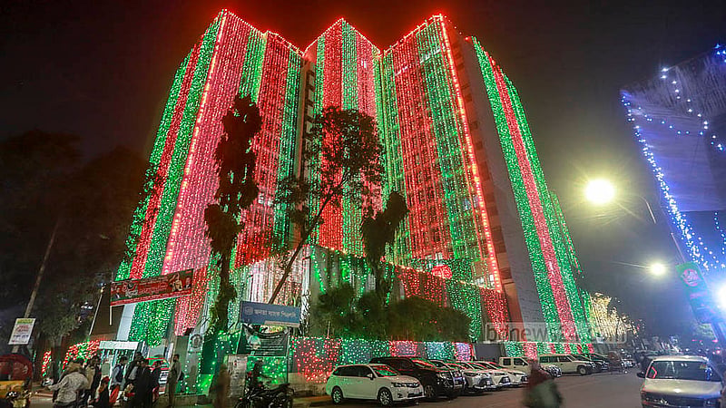বিজয় দিবস উপলক্ষে লাল সবুজ আলোয় আলোকিত বিদ্যুৎ ভবন। ছবি: আব্দুল্লাহ আল মমীন