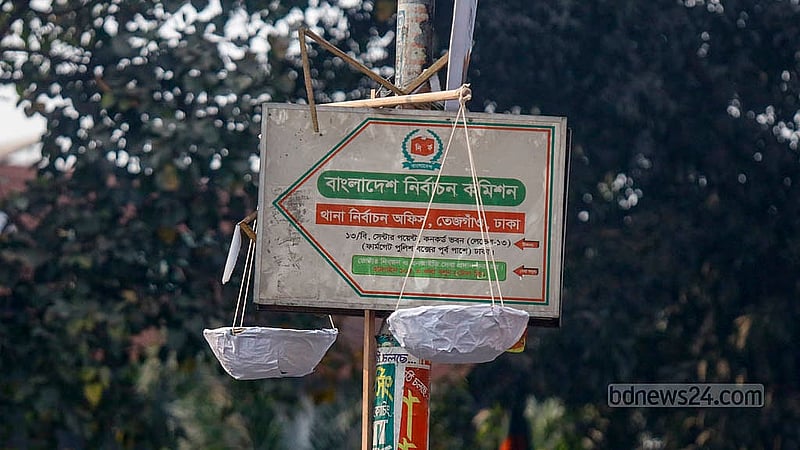 বিদ্যুৎ ও টেলিফোনের খুঁটিতে নির্বাচনি প্রচারসামগ্রী বসানোর নিয়ম না থাকলেও ফার্মগেইটে তেজগাঁও নির্বাচন অফিসের সাইনবোর্ডের খুঁটিতে ঝুঁলিয়ে রাখা হয়েছে নির্বাচনি প্রতীক