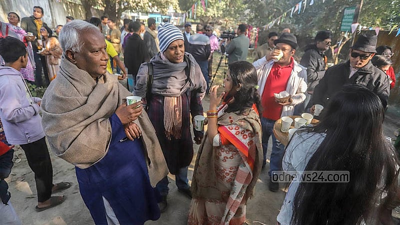 রসের মেলায় আসা সকলকে খেজুরের রস, গুড়-মুড়ি-খই আপ্যায়ন করা হয়। শুকনো পাতায় তৈরি বাটিতে গুড় ও খই-মুড়ির স্বাদ নেই দর্শনার্থীদের অনেকেই। ছবি: আব্দুল্লাহ আল মমীন