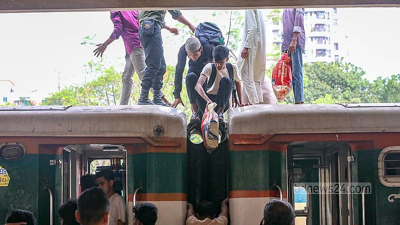ঈদযাত্রার দ্বিতীয় দিন শনিবার রেলের কামরায় জায়গা না পেয়ে অনেকে উঠে পড়েন ছাদে। তবে নিরাপত্তা কর্মীরা তাদের নামিয়ে দেন।