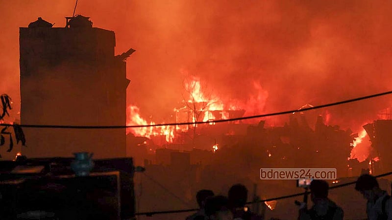 আগুনে পুড়ছে ঢাকার মহাখালী এলাকায় কড়াইল বস্তি। মঙ্গলবার সন্ধ্যায় সেখানে আগুন লাগে