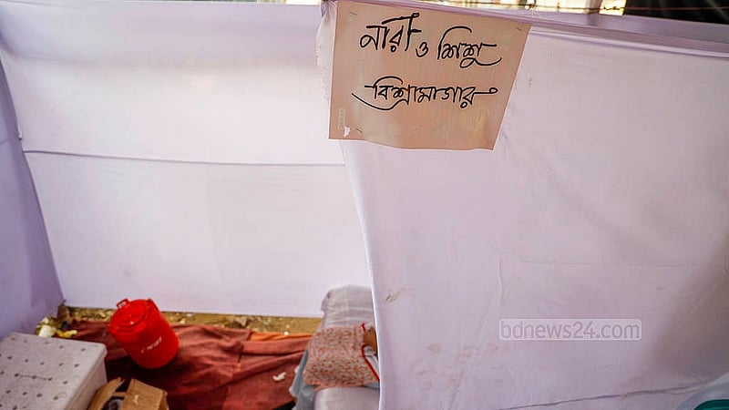 বাংলাদেশ রেড ক্রিসেন্ট সোসাইটির বানানো বিশ্রামাগারে নারী ও শিশুরা শুয়ে বিশ্রাম নিতে চাইলে তার জন্য রয়েছে আলাদা ব্যবস্থা। ছবি: মাহমুদ জামান অভি