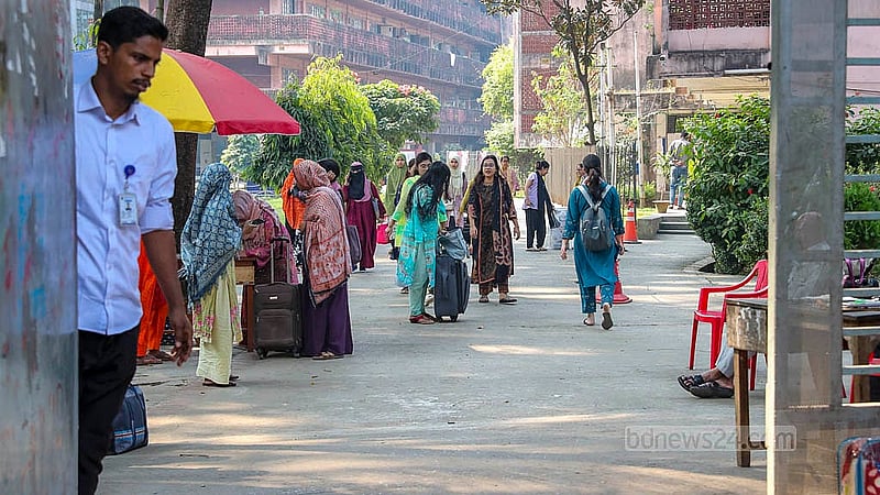 ভূমিকম্প নিয়ে আতঙ্ক তৈরির পর আবাসিক হল সংস্কারে রোববার থেকে ১৫ দিনের জন্য ক্যাম্পাস ছুটি ঘোষণা করে ঢাকা বিশ্ববিদ্যালয় কর্তৃপক্ষ। এদিন সকাল থেকে হল ছাড়তে শুরু করেন রোকেয়া হলের শিক্ষার্থীরা। ছবি: মাহমুদ জামান অভি
