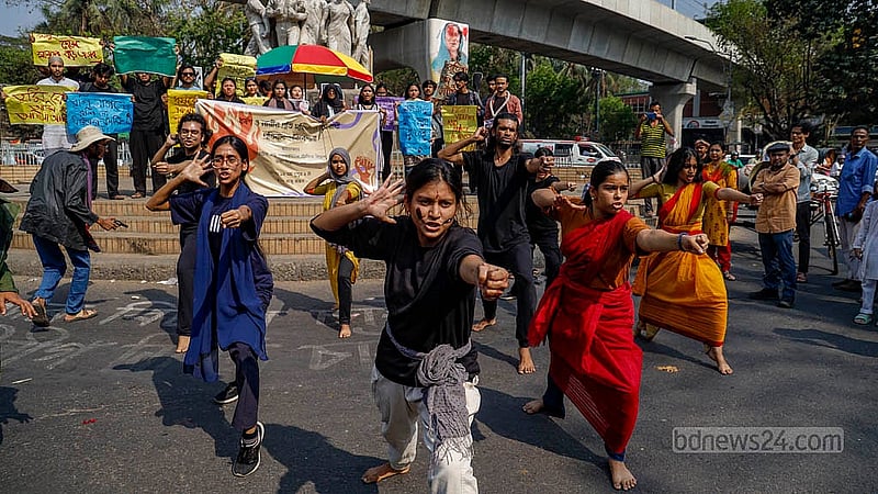 ধর্ষণ ও নারীর প্রতি সহিংসতার প্রতিবাদে রাজু ভাস্কর্যের সামনে বুধবার দুপুরে পথনাটক করে ঢাকা বিশ্ববিদ্যালয়ের থিয়েটার অ্যান্ড পারফরম্যান্স স্টাডিজ বিভাগ। ছবি: মাহমুদ জামান অভি
