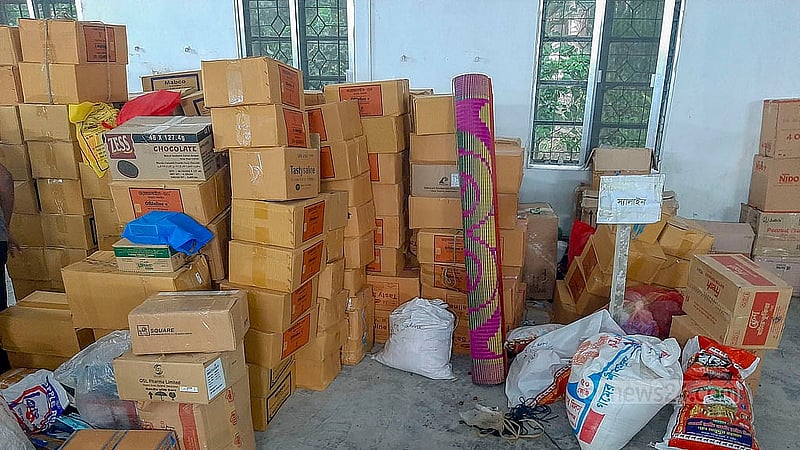 ঢাকা বিশ্ববিদ্যালয়ের শারীরিক শিক্ষাকেন্দ্রের ভেতরে বন্যার্তদের জন্য সংগ্রহ করা কার্টনভর্তি ওষুধ।