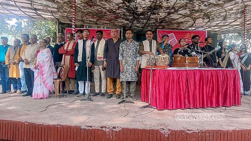 বাংলা একাডেমি প্রাঙ্গণে রোববার জাতীয় সংগীতের মাধ্যমে প্রতীকী বইমেলার আনুষ্ঠানিকতা শুরু হয়।