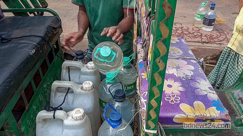 বঙ্গভবন কলোনি এলাকায় ফুটপাতে থাকা কল থেকে পানি সংগ্রহ করে নিয়ে যাওয়া হচ্ছে ওয়ারী এলাকায়। গরমের সময়ে পুরান ঢাকার বিভিন্ন এলাকায় দেখা যায় সুপেয় পানির সংকট