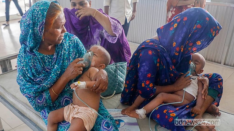 শয্যা সংকটে এক বেডে দুই শিশুকে দেওয়া হচ্ছে অক্সিজেন। রোগীর চাপে হাসপাতালটিতে শয্যা সংকট দেখা দিয়েছে। ছবি: আব্দুল্লাহ আল মমীন