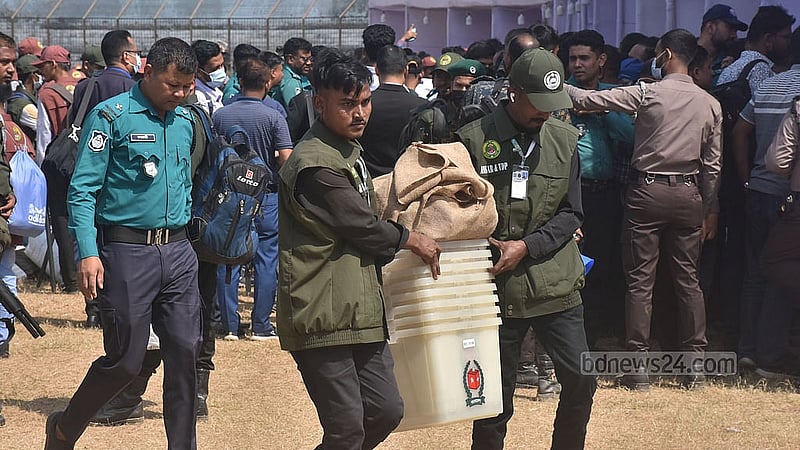 চট্টগ্রাম জেলা স্টেডিয়াম মাঠ থেকে বুধবার পাঁচটি আসনের ভোটের সামগ্রী বিতরণ করা হয়