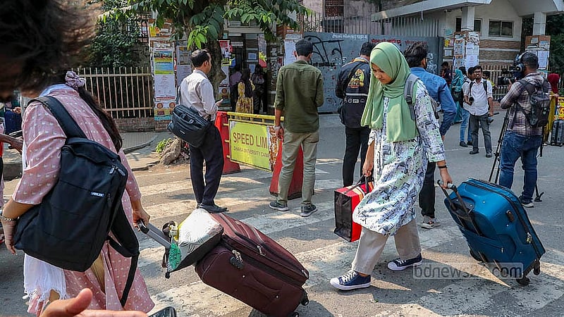 জরুরি জিনিসপত্র ব্যাগে ভরে রোববার সকাল থেকে হল ছাড়তে শুরু করেন ঢাকা বিশ্ববিদ্যালয়ের শিক্ষার্থীরা। ভূমিকম্প নিয়ে আতঙ্ক তৈরি হওয়ার পর হল সংস্কারের লক্ষ্যে ১৫ দিনের ছুটি ঘোষণা করে বিশ্ববিদ্যালয় প্রশাসন। ছবি: মাহমুদ জামান অভি