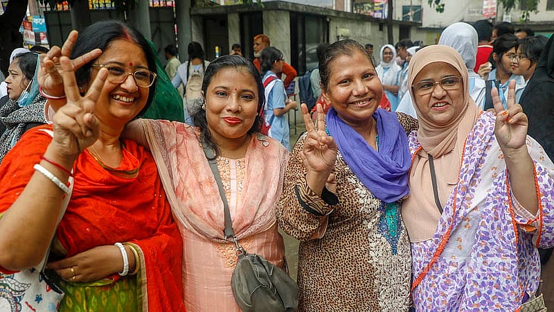 এইচএসসি পরীক্ষায় সন্তানরা ভালো ফলাফল করায় উচ্ছ্বসিত মায়েরা। বৃহস্পতিবার ভিকারুননিসা নূন স্কুল অ্যান্ড কলেজে থেকে তোলা।  ছবি: আব্দুল্লাহ আল মমীন