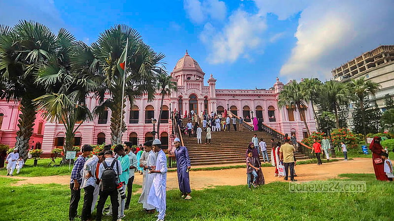 পুরান ঢাকার ঐতিহাসিক আহসান মঞ্জিল জাদুঘরে শুক্রবার ছিল দর্শনার্থীদের উপচেপড়া ভিড়। ছবি: আব্দুল্লাহ আল মমীন