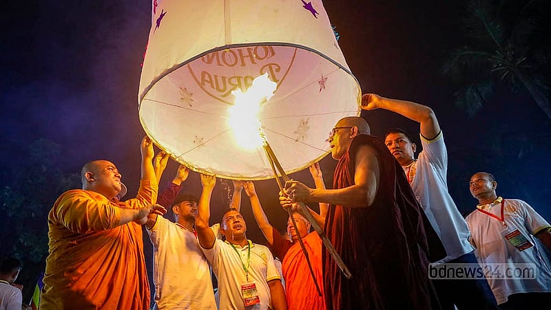 প্রবারণা পূর্ণিমা উপলক্ষে সোমবার ঢাকার বাসাবো ধর্মরাজিক বৌদ্ধবিহারে ফানুস উড়ার বৌদ্ধ ধর্মাবলম্বীরা