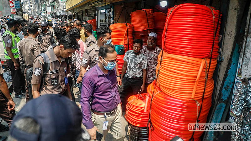 পুরান ঢাকার নর্থ সাউথ রোড ও ফুলবাড়িয়া এলাকায় পথচারীদের নির্বিঘ্ন চলাচল নিশ্চিত করতে সড়ক ও ফুটপাতের অবৈধ স্থাপনা উচ্ছেদ করেছে পুলিশ