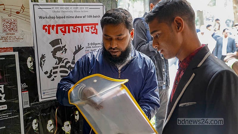 ঢাকা বিশ্ববিদ্যালয়ের কলা ভবনে শনিবার সকালে ভর্তি পরীক্ষার কক্ষে প্রবেশ করছেন শিক্ষার্থীরা। ছবি: মাহমুদ জামান অভি