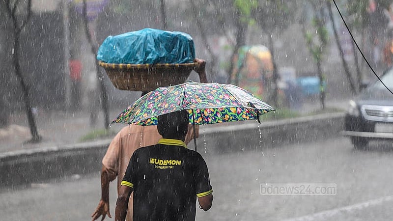 আষাঢ়ের তৃতীয় দিন মঙ্গলবার সকাল থেকেই ঝিরিঝিরি আবার কখনো ঝুম বৃষ্টি হয় রাজধানীতে। এই বৃষ্টি কয়েক দিনের ভ্যাপসা গরম থেকে স্বস্তি দেয় রাজধানীবাসীকে। দয়াগঞ্জ এলাকা থেকে তোলা। ছবি: আব্দুল্লাহ আল মমীন