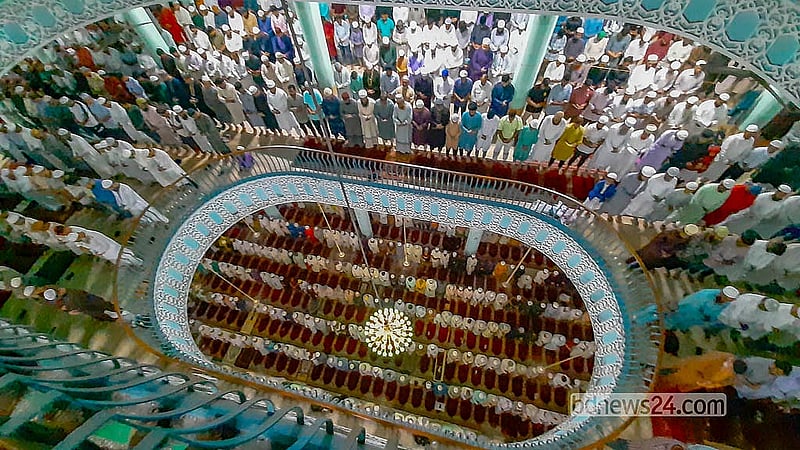 রোজার শেষ শুক্রবার বায়তুল মোকাররম মসজিদে জুমার নামাজে হাজারো মানুষ