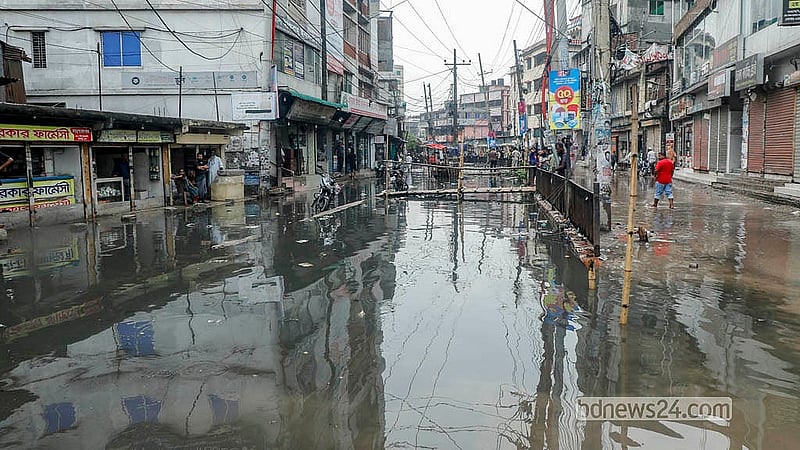 বৃষ্টির পানি ও যাত্রাবাড়ীর কুতুবখালী খালের পানি হয়ে গেছে একাকার; দেখে চেনার উপায় নেই কোনটি খাল আর কোনটি সড়ক