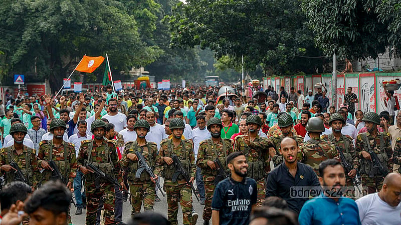 শ্রীকৃষ্ণের জন্মতিথিতে সোমবার পশালীর মোড়ে থেকে বের হওয়া শোভাযাত্রার নিরাপত্তায় সেনাবাহিনী। ছবি: মাহমুদ জামান অভি