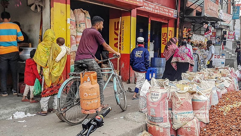 এলপি গ্যাস ব্যবসায়ী সমবায় সমিতির গ্যাস বিক্রি বন্ধের ঘোষনার মধ্যেও অতিরিক্ত দামে কেনা গ্যাস গ্রাহকদের কাছে পৌছে দিচ্ছে দোকানিরা