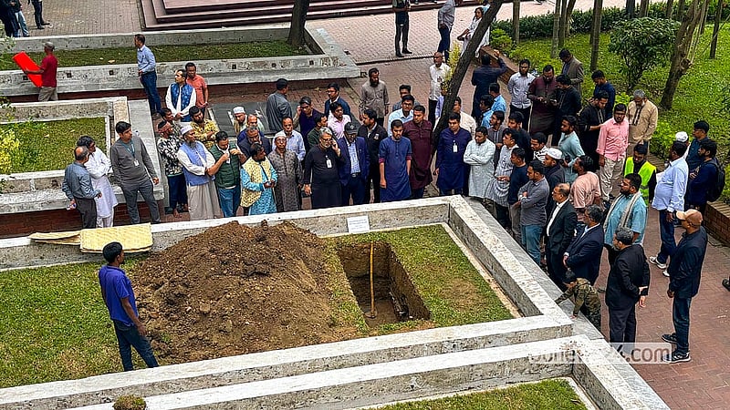ঢাকা বিশ্ববিদ্যালয়ে জাতীয় কবি কাজী নজরুল ইসলাম সমাধি প্রাঙ্গণে ইনকিলাব মঞ্চের আহ্ববায়ক শরীফ ওসমান হাদিকে দাফনের প্রস্তুতি। ছবি: আরাফাতুল ইসলাম নাঈম