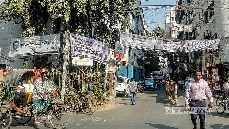রাজধানীর সেগুনবাগিচা এলাকায় ছেয়ে আছে বিভিন্ন দলের প্রার্থীদের নির্বাচনি ব্যানার-ফেস্টুনে। নির্বাচন শেষ হওয়ার তিনদিন পরও সরাননি প্রার্থীরা