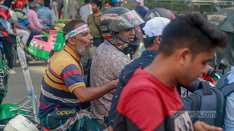 ট্রাফিক সার্জেন্ট সড়কে না থাকায় অনেক মোটরসাইকেল আরোহীকে দেখা গেছে হেলমেট ছাড়া চলতে।