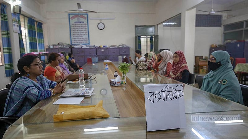 সরকারি মাধ্যমিক বিদ্যালয়ের শিক্ষকরা চার দাবিতে কর্মবিরতি পালন করছেন। রাজধানীর আজিমপুর গভর্নমেন্ট গার্লস স্কুল অ্যান্ড কলেজে ঝুলছে তালা।