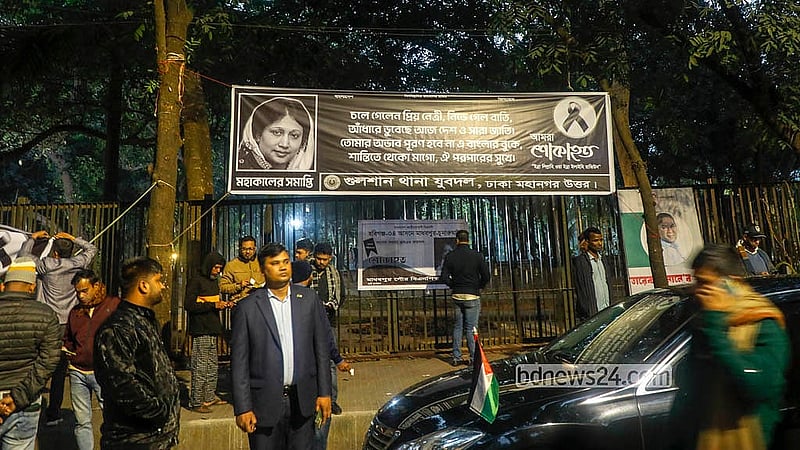 বিএনপি চেয়ারপারসন খালেদা জিয়ার মৃত্যুতে মঙ্গলবার গুলশান তার রাজনৈতিক কার্যালয়ে সামনে সড়কে শোকাহত ব্যানার টাঙিয়েছেন স্থানীয় বিএনপি নেতাকর্মীরা