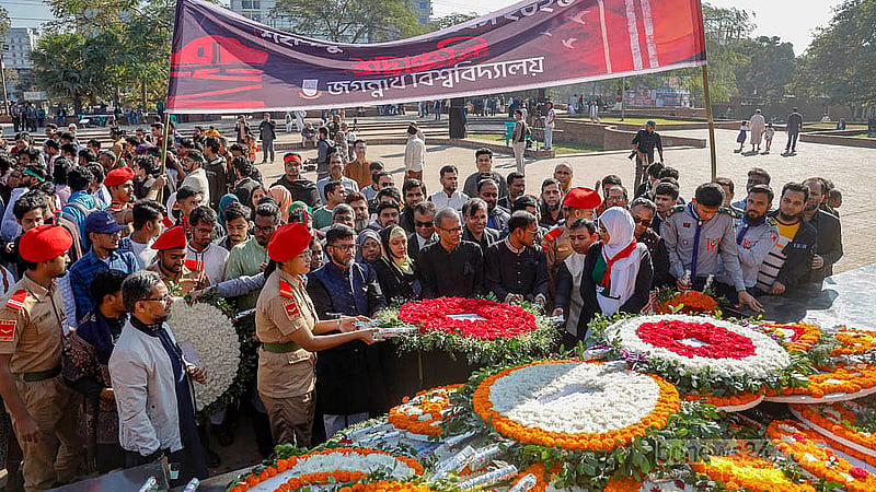 শহীদ বুদ্ধিজীবী দিবসে রোববার সকালে রায়েরবাজার বধ্যভূমি স্মৃতিসৌধে শ্রদ্ধা জানায় সর্বস্তরের মানুষ
