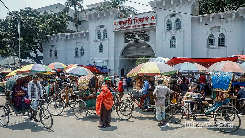 ঢাকা মেডিকেল কলেজ হাসপাতালের জরুরি বিভাগের গেইটের দুই পাশে উচ্ছেদ অভিযান চালিয়ে দোকানপাট তুলে দেওয়া হয়েছিল। কিন্তু ফের সেখানে বসে গেছে দোকানপাট