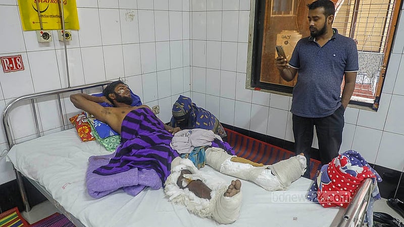 ঢাকার পঙ্গু হাসপাতালের মডেল বি-ওয়ার্ডের এক নম্বর বেডে চিকিৎসা নিচ্ছেন শাহদাত হোসেন। রায়েরবাজারের একটি ভবনের চার তলায় নির্মাণ কাজ করার সময় ভূকম্পনে নিচে পড়ে আহত হন
