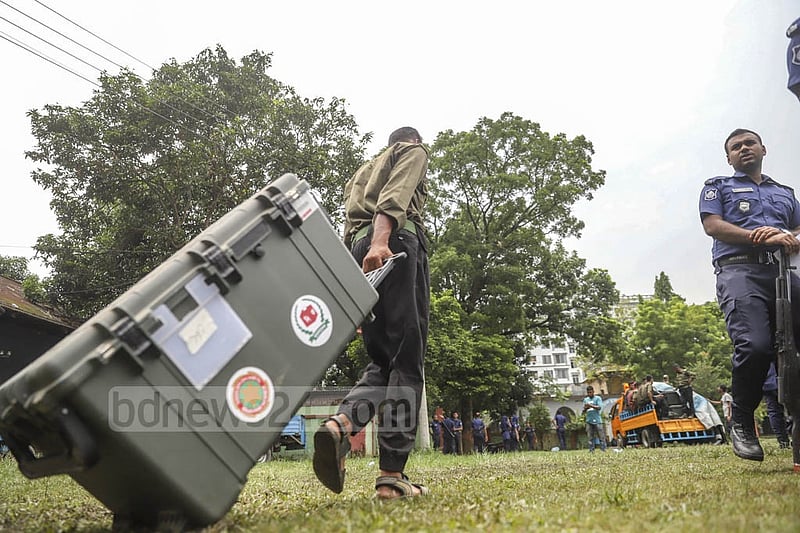 এসব যন্ত্রের আয়ুষ্কাল ১০ বছর ধরা হলেও পাঁচ বছরের মাথায় অধিকাংশ ইভিএম অকেজো হয়ে যায়।