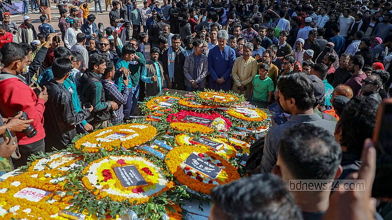 শহীদ বুদ্ধিজীবী দিবসে মিরপুরে বুদ্ধিজীবী স্মৃতিসৌধে ফুল দিয়ে শ্রদ্ধা জানায় বিভিন্ন সংগঠন।