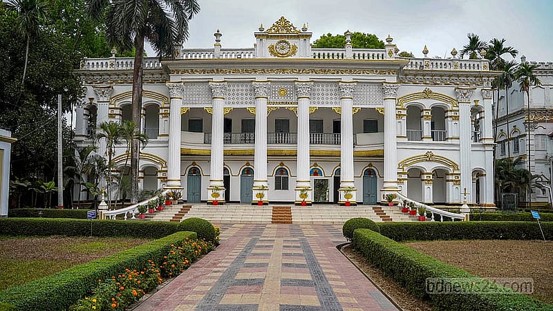 মহেরা জমিদার বাড়ির মহারাজা লজ রাজকীয় নকশা ও গঠনে আলাদা। জমিদার বাড়ির প্রাঙ্গণে দাঁড়িয়ে থাকা এ লজে ফুটে উঠেছে প্রাচীন আভিজাত্য। ছবি: তানজিনুর রহমান ভূইয়া
