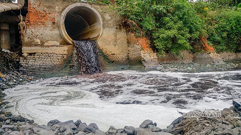 ঢাকার শ্যামপুরে দোলেশ্বর গুদারাঘাট এলাকায় বিভিন্ন করাখানার রাসায়নিক মিশছে বুড়িগঙ্গায়