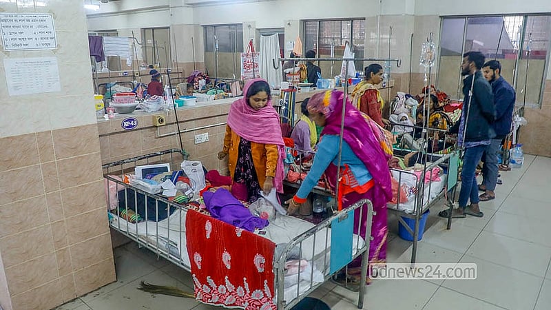 রাজধানীর শেরে বাংলা নগরে ঢাকা শিশু হাসাপাতালে একটি ওয়ার্ডে ঠান্ডাজনিত রোগে আক্রান্ত শিশুরা। ছবি: আব্দুল্লাহ আল মমীন