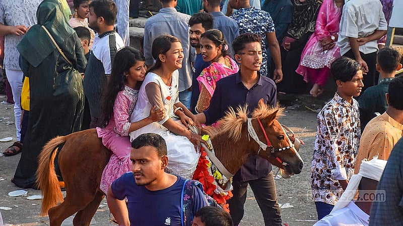 চট্টগ্রামের পতেঙ্গা সমুদ্র সৈকতে ঈদের দ্বিতীয় দিন মঙ্গলবার ঘুরতে এসে ঘোড়ায় চড়ে আনন্দে মেতেছে শিশুরা। ছবি: সুমন বাবু