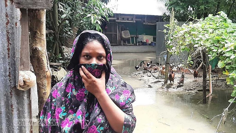 জিৎপুর আশ্রয়ন প্রকল্পে জান্নাতুলদের ঘর এখন পানির নিচে।