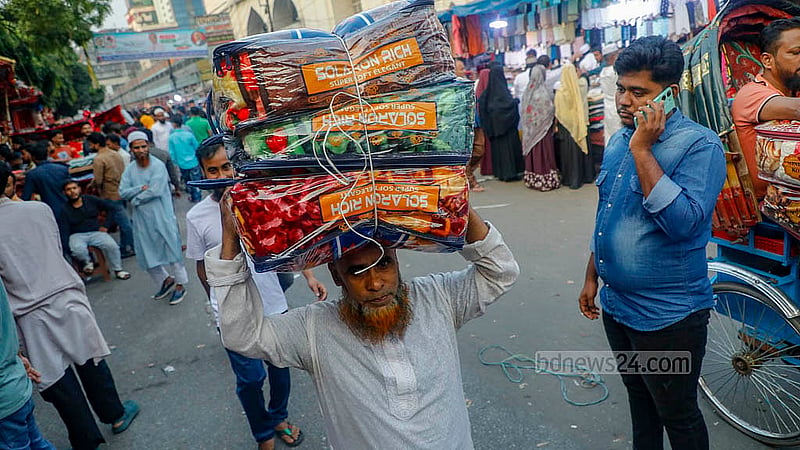 ঢাকার বায়তুল মোকাররম মার্কেটের পাশে জিপিও সড়ক থেকে কম্বল কিনে বাড়ি ফিরছেন অনেকে
