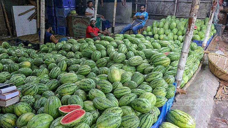 রাজধানীর যাত্রাবাড়ী আড়তে তরমুজের পসরা সাজিয়ে বসেছেন বিক্রেতারা। পাইকারিতে ৪০-৬০ টাকা কেজি দরে বিক্রি হচ্ছে তরমুজ। ছবি: আব্দুল্লাহ আল মমীন