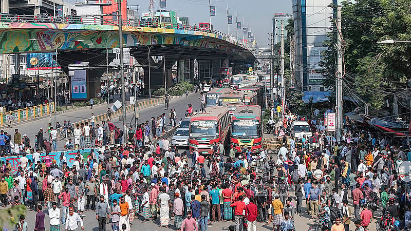 ঢাকার মহাখালী এলাকায় বৃহস্পতিবার সড়ক অবরোধ করে বিক্ষোভ করেন ব্যাটারিচালিত রিকশাচালকরা। ছবি: আব্দুল্লাহ আল মমীন