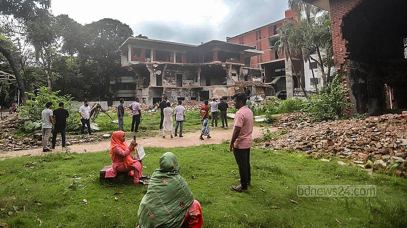 ধানমন্ডির ৩২ নম্বরে শেখ মুজিবুর রহমানের ভাঙা বাড়ি দেখতে যান অনেকেই। শেখ হাসিনা সরকারের পতনের পর ভবনটি বেশিরভাগ অংশ ভেঙে ফেলে বিক্ষুব্ধ জনতা। ছবি: আব্দুল্লাহ আল মমীন