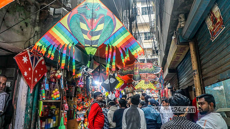 সাকরাইন উৎসবের আগে বাহারি নকশার ঘুড়ির পসরা দেখা গেল পুরান ঢাকার শাঁখারীবাজারে