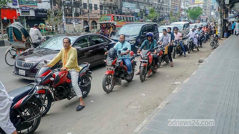 রাজধানীর মতিঝিলের টয়েনবি সড়কের একটি ফিলিং স্টেশনের বাইরে তেল নেওয়ার অপেক্ষায় যানবাহনের দীর্ঘ লাইন