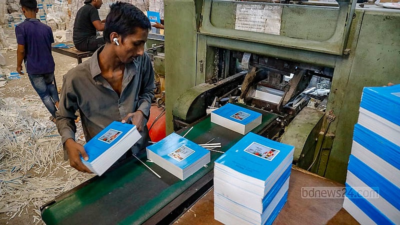 রাজধানীর মাতুয়াইলের একটি ছাপাখানায় ধাপে ধাপে মাধ্যমিকের বই মুদ্রণের কাজ চলছে। অত্যাধুনিক সব মেশিনে চলছে ছাপার কাজ। ছবি: মাহমুদ জামান অভি