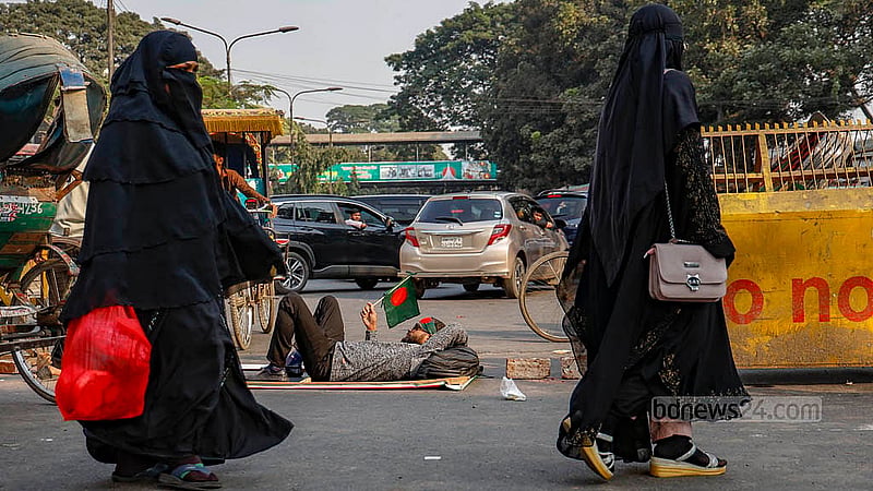 স্বরাষ্ট্র উপদেষ্টার পদত্যাগ দাবিতে জাতীয় ছাত্রশক্তি সোমবার শাহবাগ মোড় অবরোধ করলে বিপাকে পড়েন সাধারণ মানুষ। কোনো ধরনের যানবাহন না চলায় পায়ে হেঁটে শাহবাগ মোড় পার হন অনেকেই