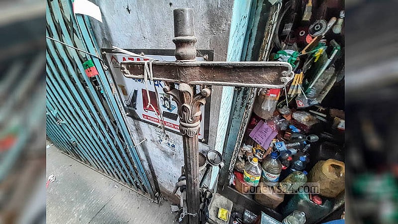 ১৯০১ সালে বসানো এ ধরনের বিদ্যুৎতের খুঁটি উচ্চতায় ছিল ১২ ফুট। নবাব আহসানউল্লাহর উদ্যোগে এসব খুঁটি বসানো হয়। ছবি: আব্দুল্লাহ আল মমীন