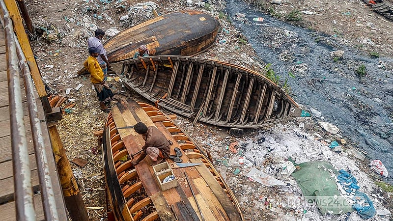 বুড়িগঙ্গা নদীতে চলা খেয়া নৌকাগুলো মেরামতের কাজ চলে দিন হিসাবে। প্রতিদিনের জন্য কারিগররা পান ১২০০ টাকা